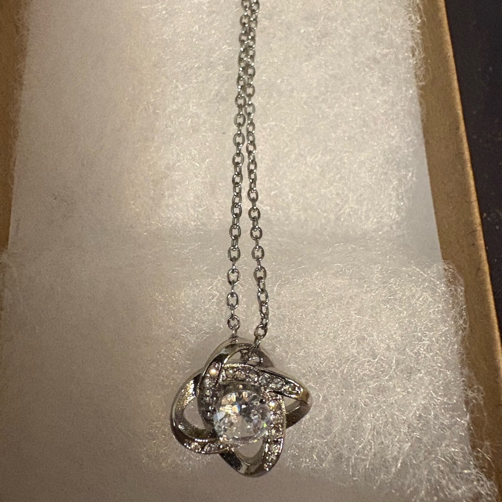 New Elegant Silver Pendant Necklace